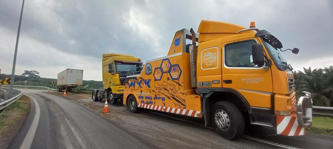 24 Hours Heavy Truck Towing Service